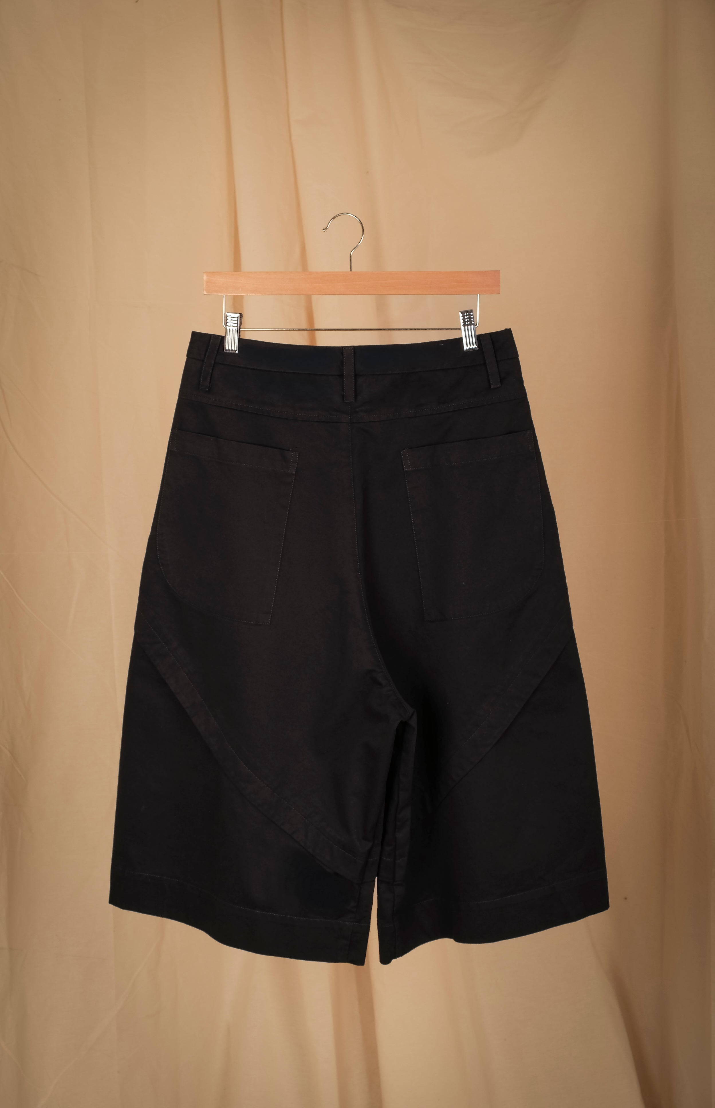 Bermuda de gabardina / Amura negro