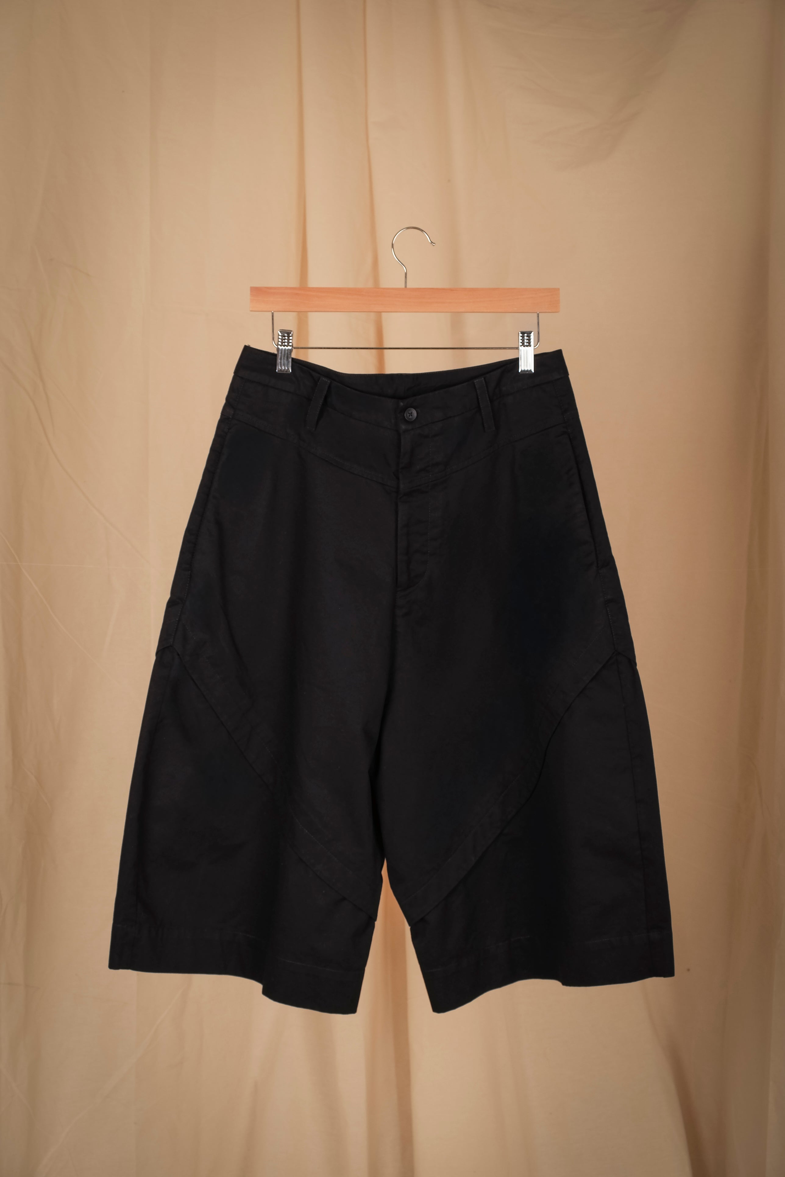 Bermuda de gabardina / Amura negro