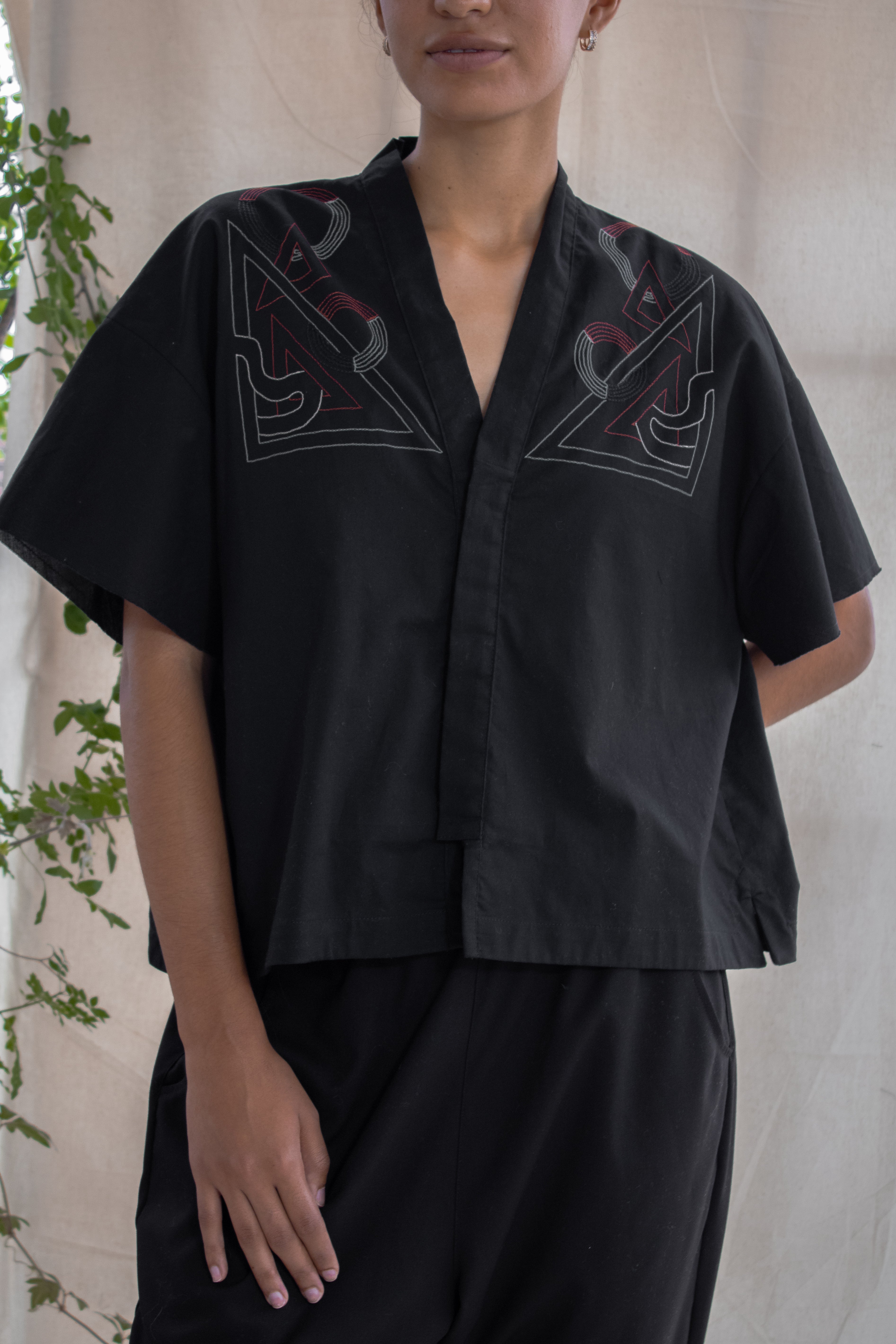 Blusa Ashram Negro Bordado Maori